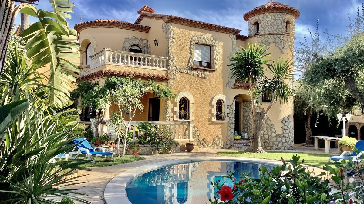 Miami Platja House | Holiday villas Isla Romantica with a beautiful garden, pool, 120 m from the sandy beach