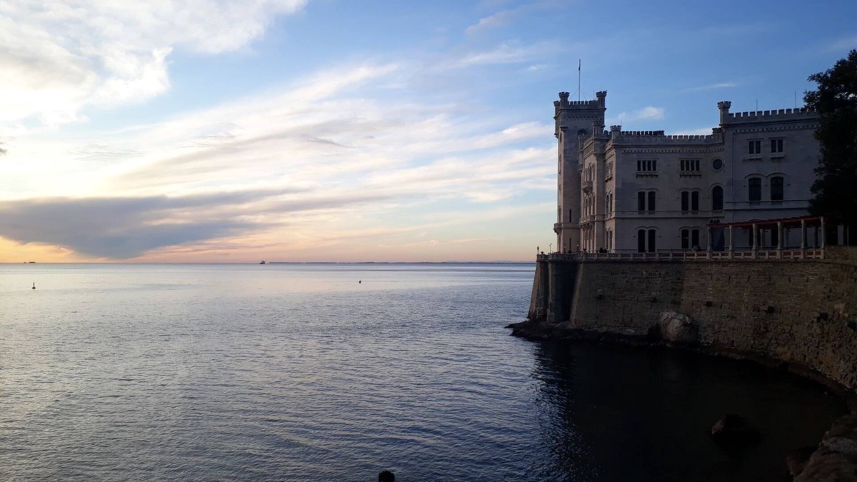 Trieste City Centre Apartment | Holiday Virginia, a stone's throw from the sea and Piazza Unità d'Italia