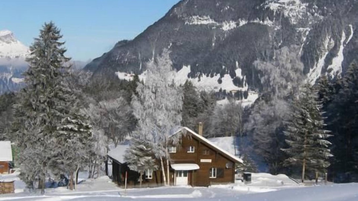 Buerglen Ski Chalet | Holidays in the green on the left