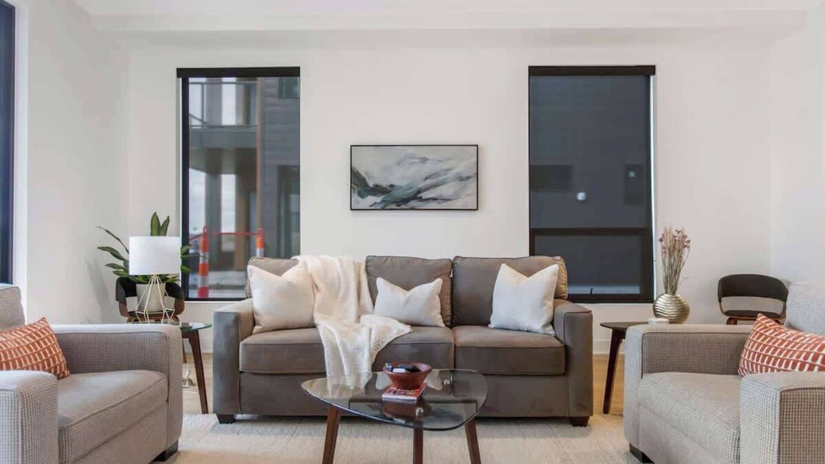 Holland Condo | Holland Luxe Stay | Near Hope College| Patio & Gym