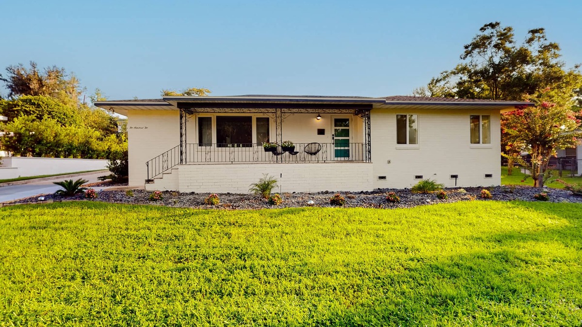 Lakeland House | Hollingsworth Place | House in Lakeland near Lake Hollingsworth with a yard
