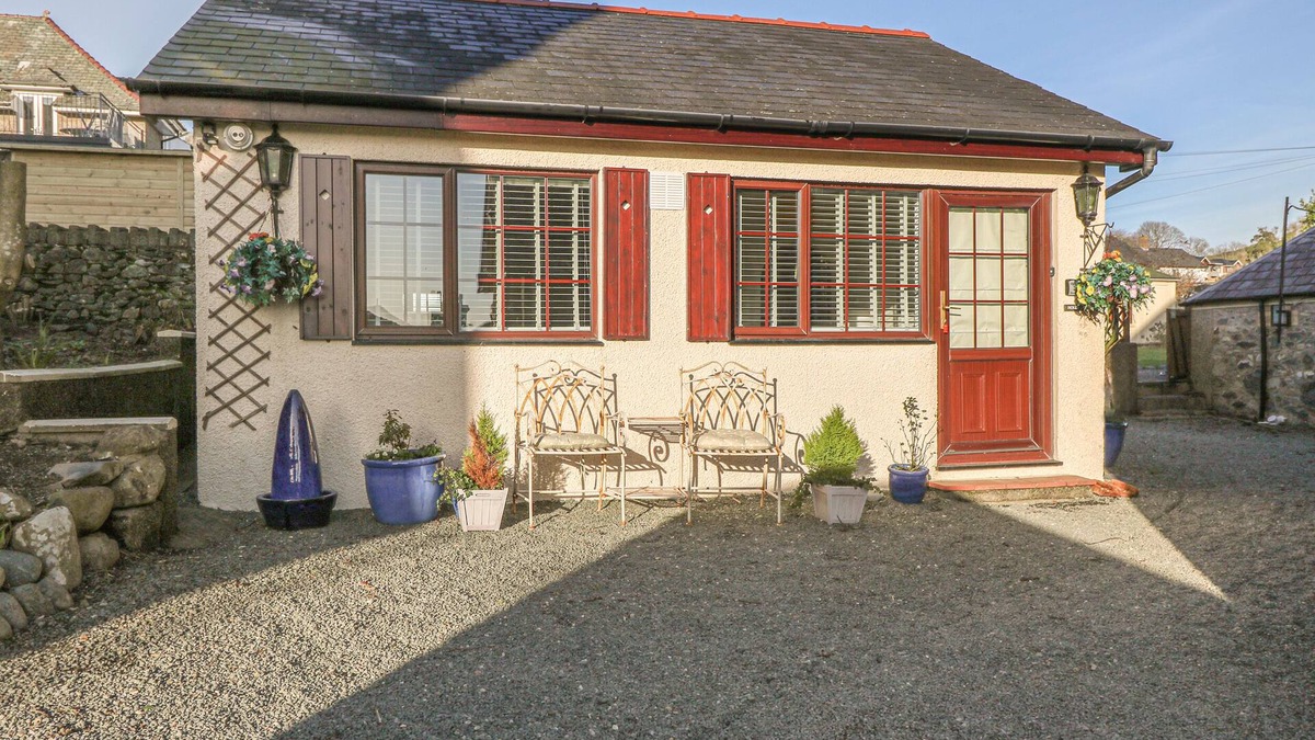 Criccieth Cottage | HOLLY COTTAGE, country holiday cottage, with a garden in Criccieth