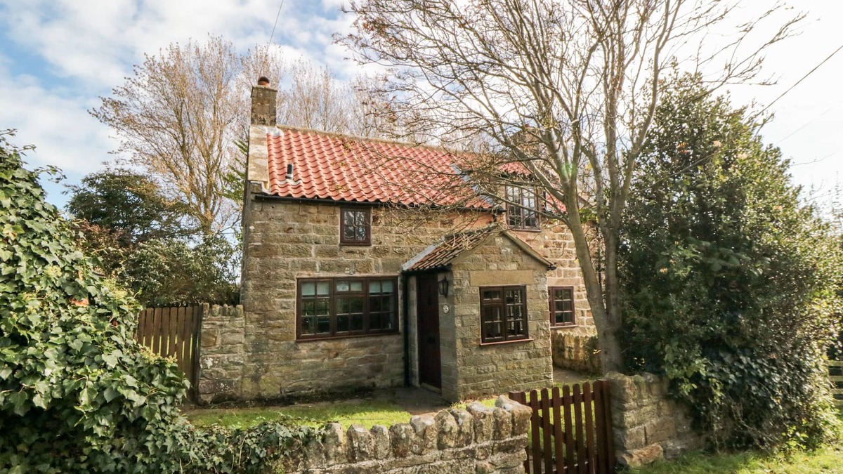 Briggswath Cottage | HOLLY COTTAGE, pet friendly, character holiday cottage in Whitby