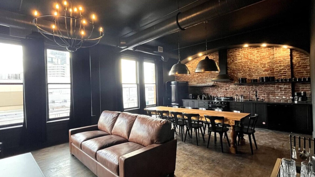Downtown Louisville Apartment | Hollyhock Suite 502: 4 bed/2 bath with soaking tub