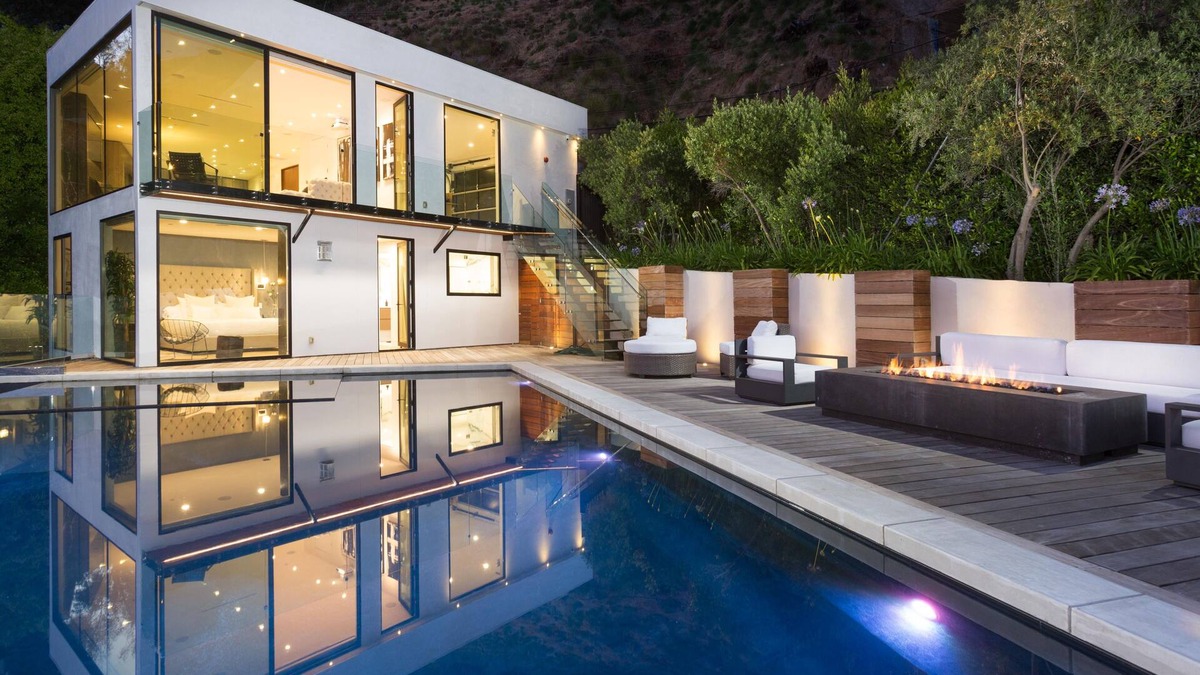 Hollywood Hills West House | Hollywood dream home beautifully designed and completely automated smart home.