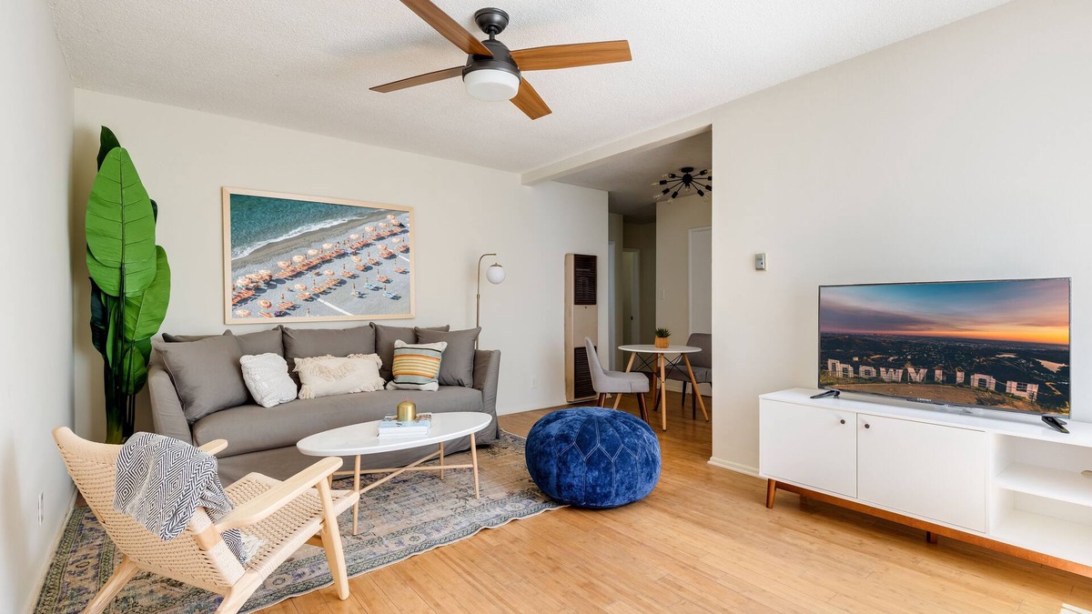 Beachwood Canyon Apartment | Hollywood Hills lifestyle under the Hollywood sign