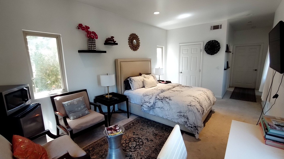 Hollywood Hills West House | Hollywood Hills Upscale Modern Furnished Bedroom Suite in Large House