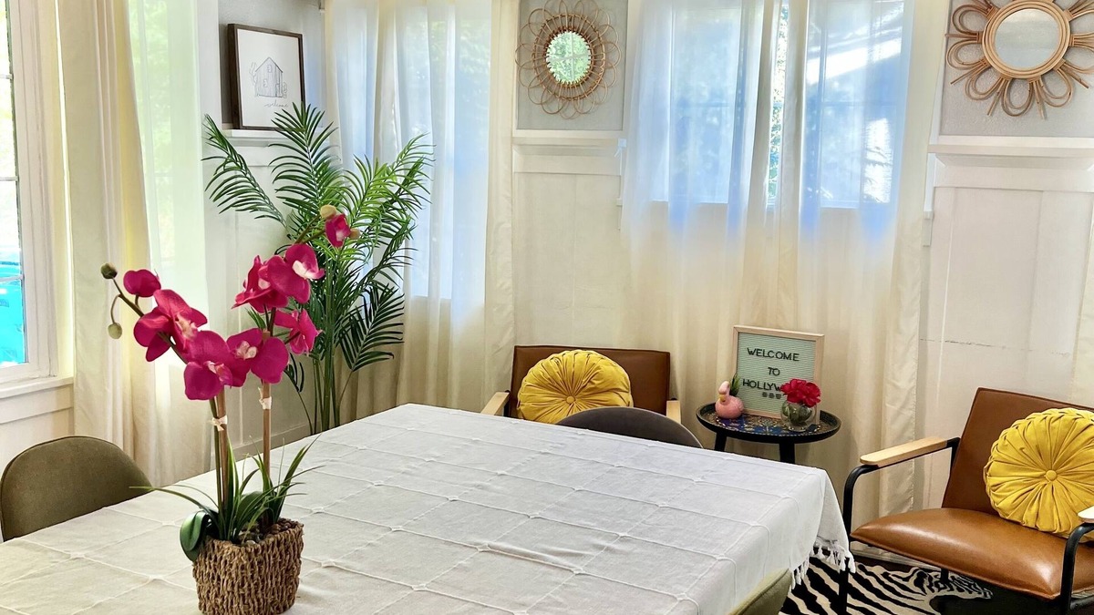 Hollywood House | Hollywood house with parking & backyard, walk to attractions