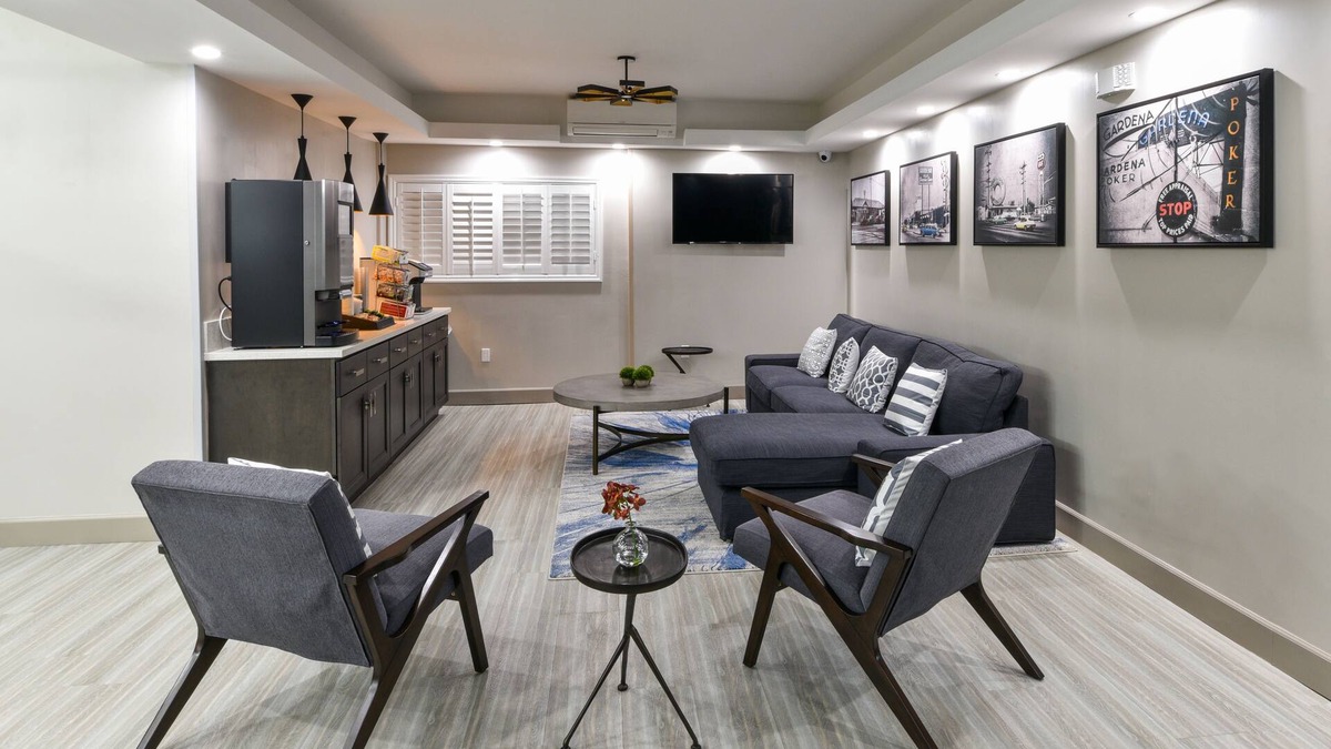 West Athens Hotel | Hollywood Inn Suites Hotel