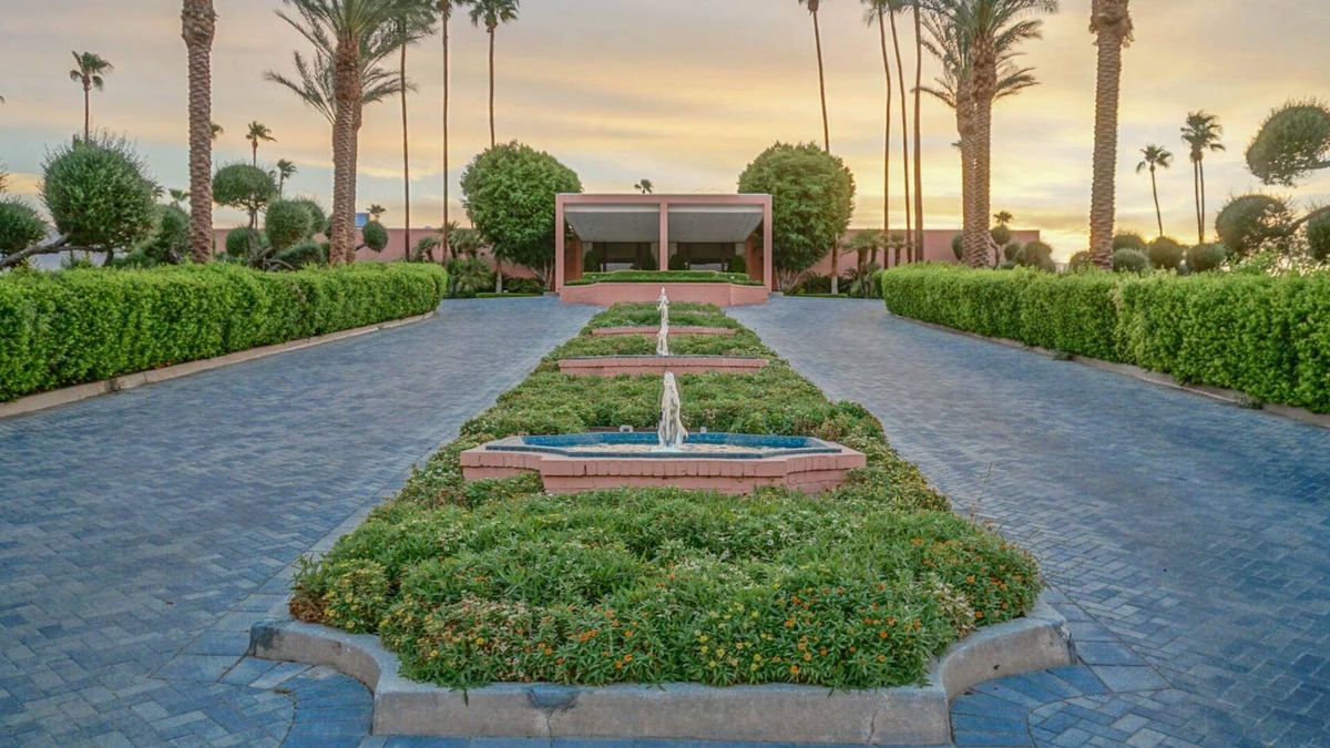 Palm Desert House | Hollywood Regency Style Villa & Country Club in the Desert