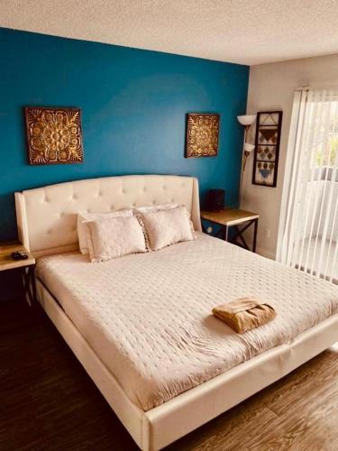 Rampart Village Apartment | Hollywood Studio with Pool, Parking and Gym