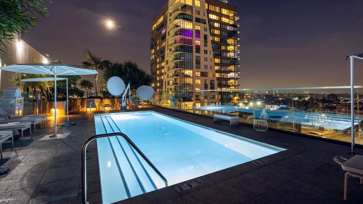 Hollywood House | Hollywood Twin Queen, The Godfrey Hotel, 2 Family Rooms, Pets Are Allowed