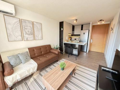 Downtown Santiago Apartment | HOM l Cercano al Metro Toesca con Parking en Stgo