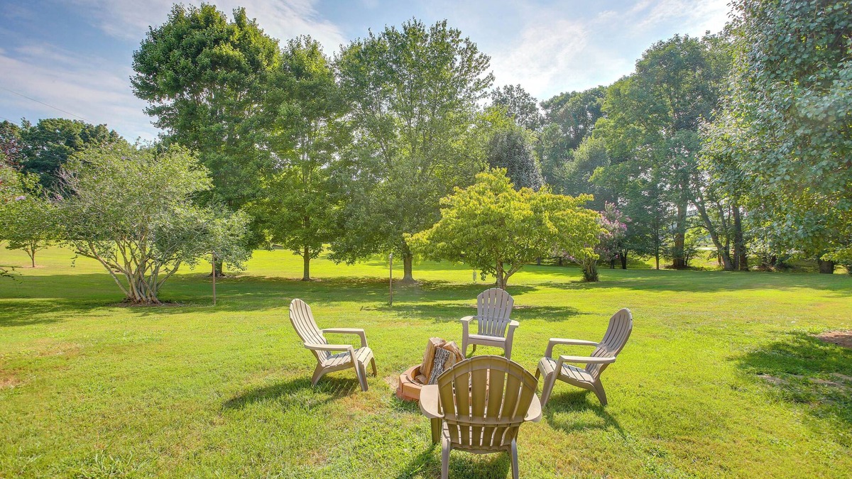 Cross Plains House | Home 9 Mi to Dtwn Springfield w/Porch & Yard!