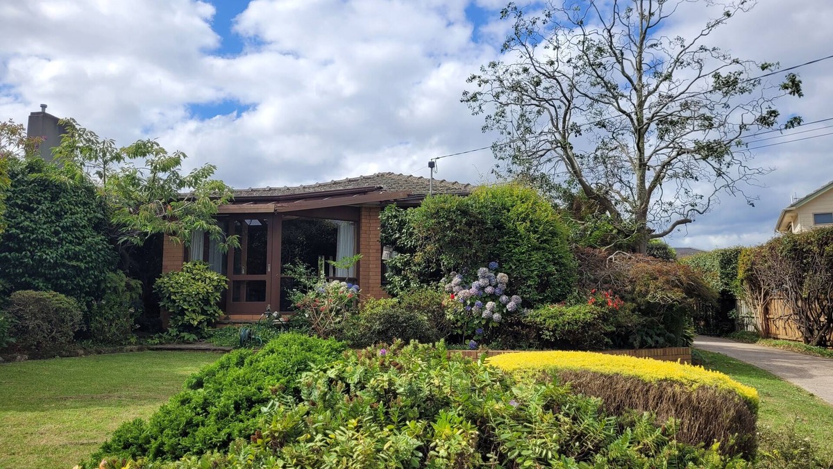 Mount Waverley House | Home away from home in tranquil garden setting