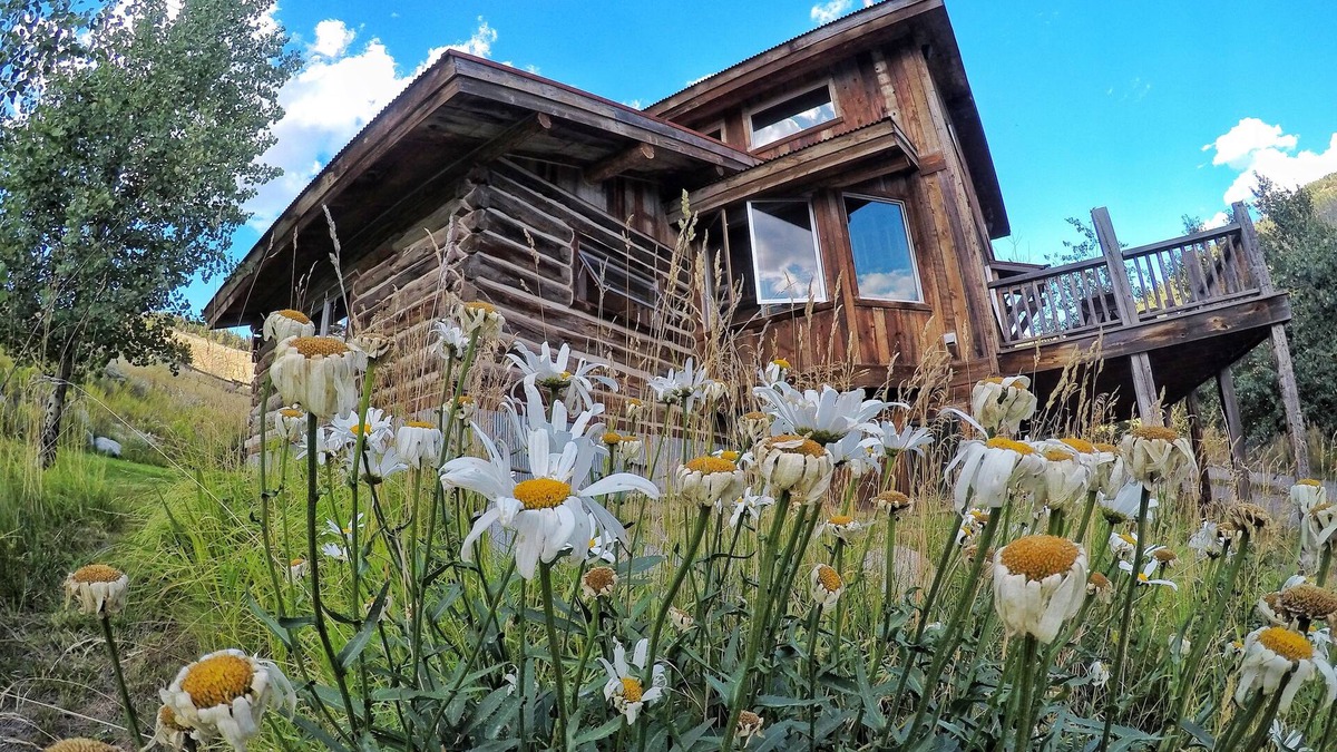 Jardine Cabin | Home Away from Home 5 miles to the north entrance of Yellowstone