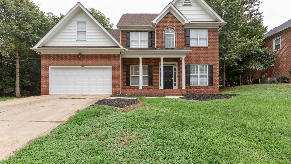 Paw Creek House | Home Away From Home - 5BRs-7 beds 3 full baths! 10 minutes to Whitewater!