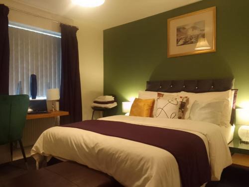 Walsall Apartment | Home Away From Home At Ideal Home & Cottage,Inviting 4 Bedroom Apartment,Sleep 8, Ideal For Contractors, Family & Groups