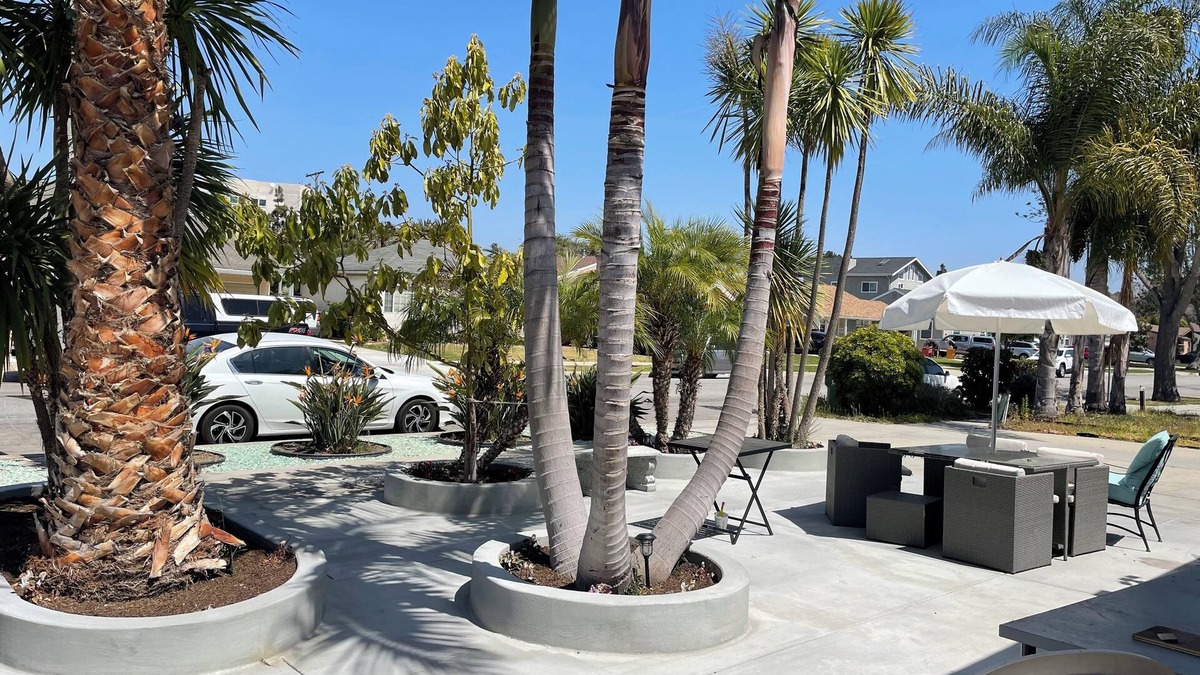 Gardena House | Home away from home, Delamo mall, the beach