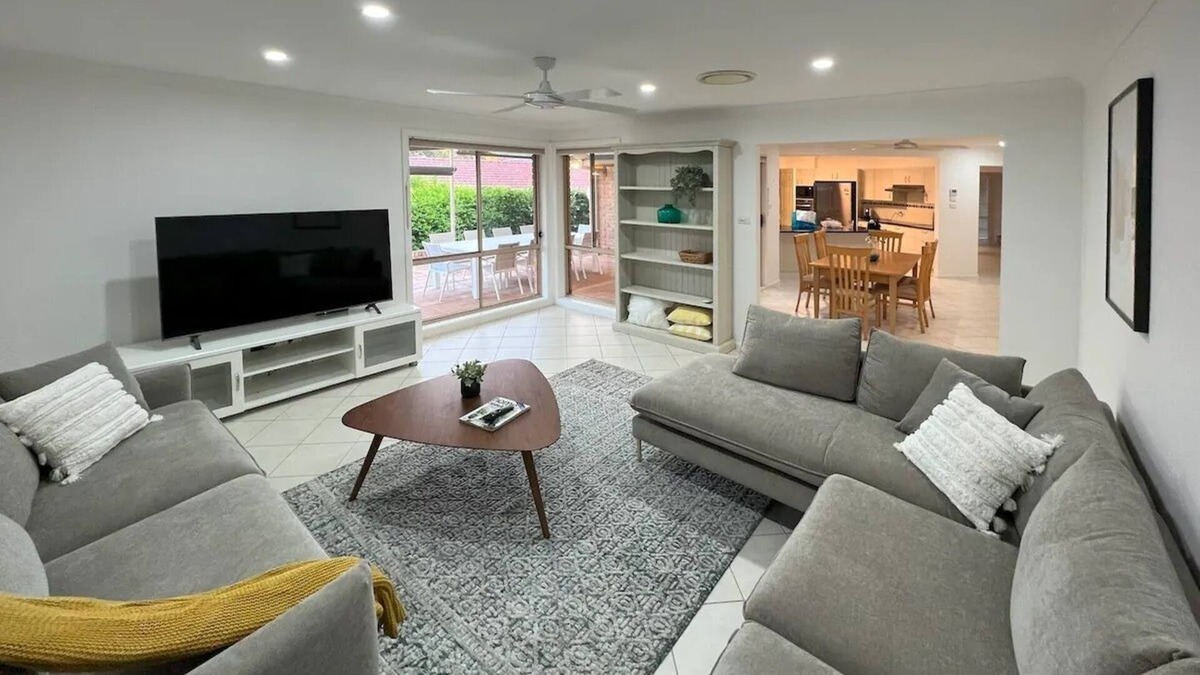 Sunshine Bay House | Home, but closer to the beach