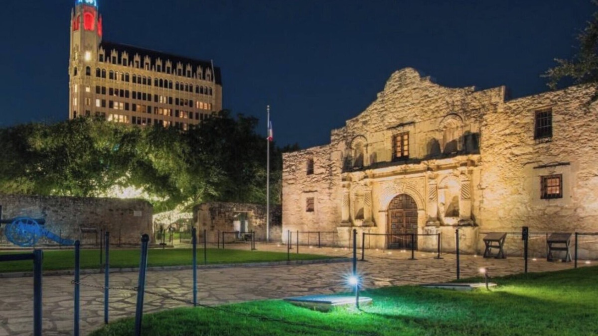 Nevada Street House | Home by the Dome! 2BR Downtown San Antonio Alamodome Hemisphere close!rn