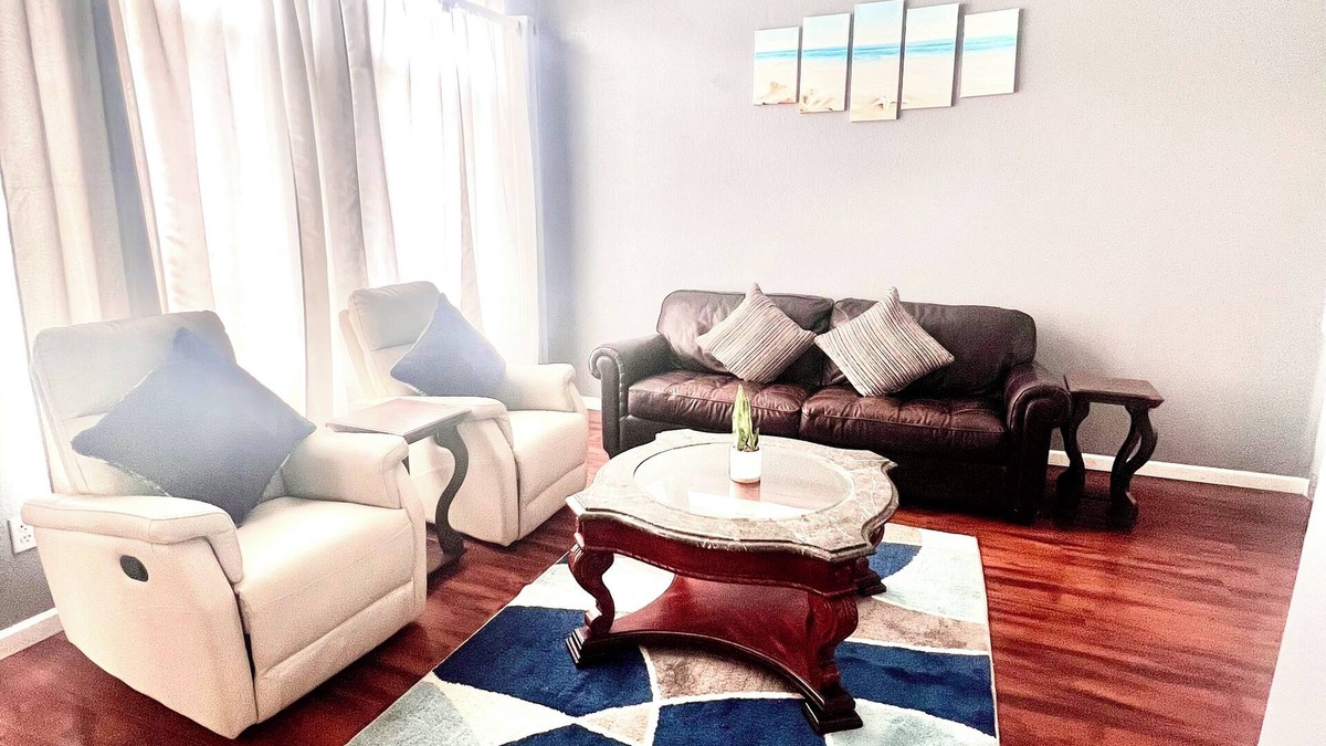Aurora House | Home close to the Airport, shops and restaurants.