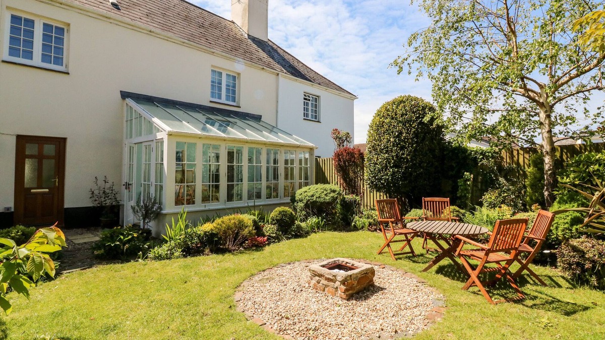 Barnstaple Cottage | HOME FARM COTTAGE, pet friendly, with open fire in Fremington, Devon