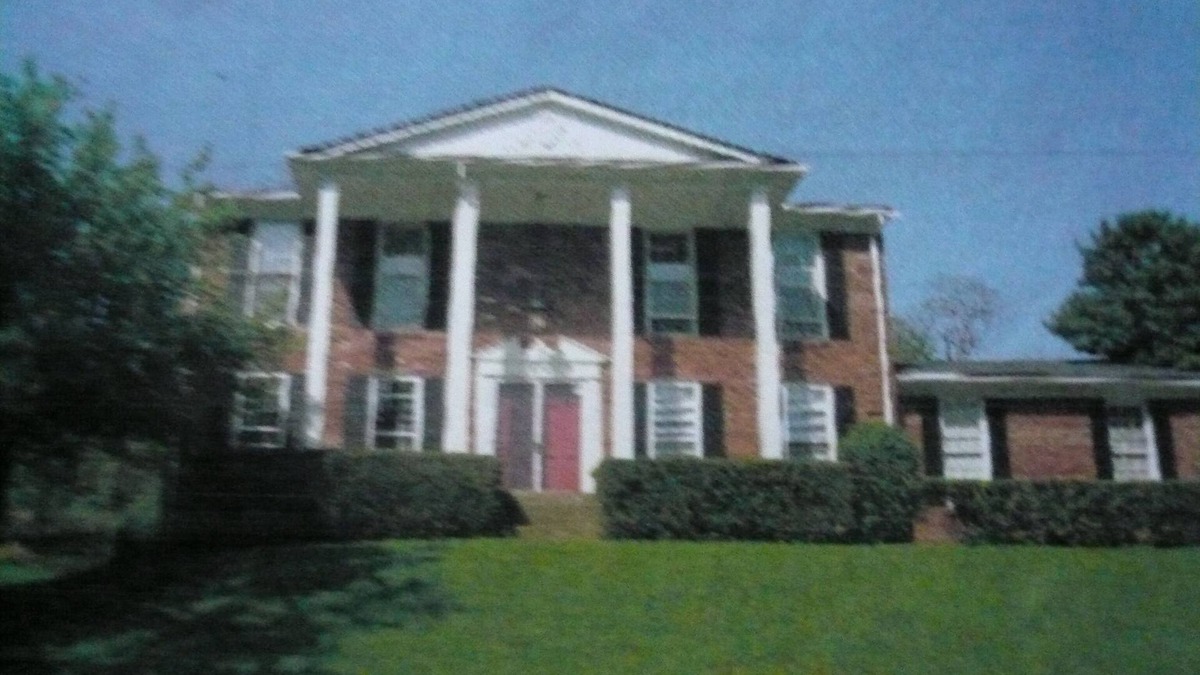 Green Spring House | Home for Derby-minutes to interstate and downtown