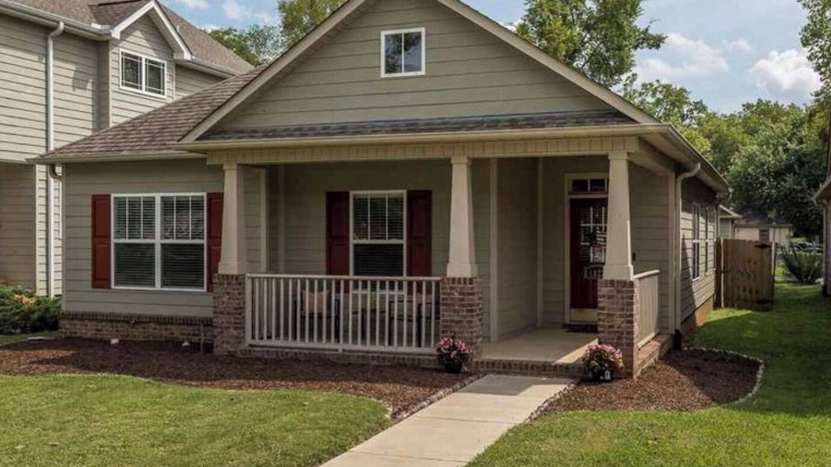 Huntsville House | Home in 5 Points neighborhood, Downtown Huntsville, Fenced Yard, Fully Furnished