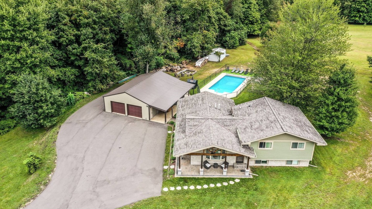 Dowagiac House | Home in Dowagiac with private pool