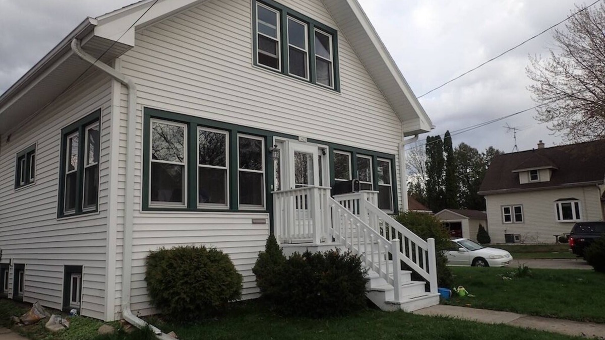 Oshkosh House | Home in Oshkosh near EAA Air Venture - n5 blocks away from Wittman Airport