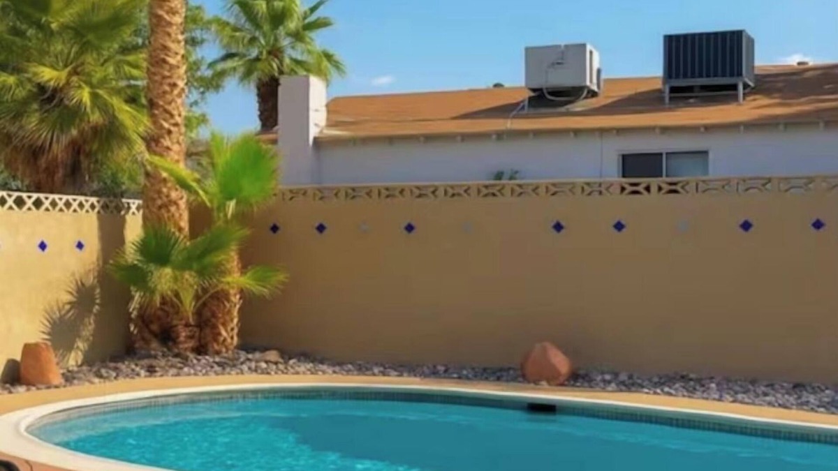 Paradise House | Home in the heart of Las Vegas, private pool and pet friendly.