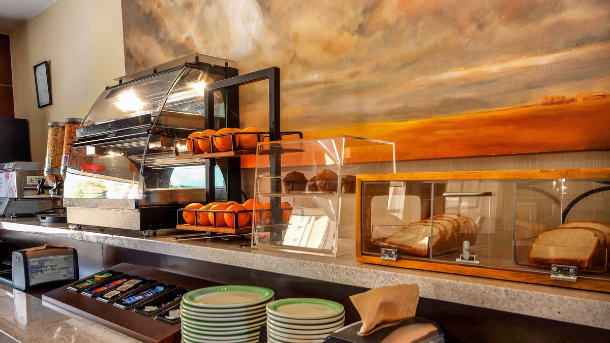 Regina Hotel | Home Inn & Suites Regina East