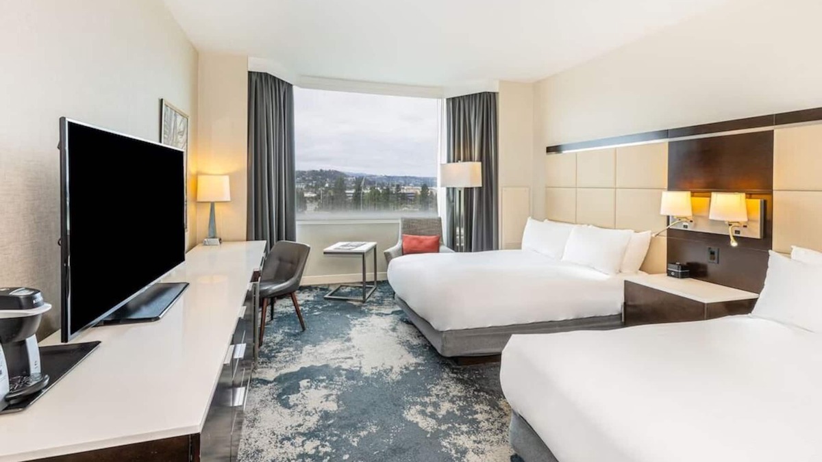 Redwood Shores Hotel | Home-like Accommodations! 3 Comfortable Units, Onsite Pool, Pets Allowed