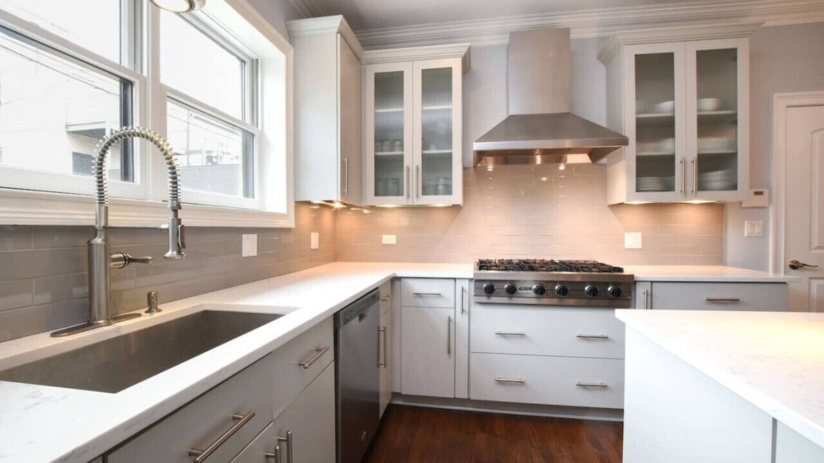 North Center House | Home Near Wrigley *Free Parking & Pet Friendly!*