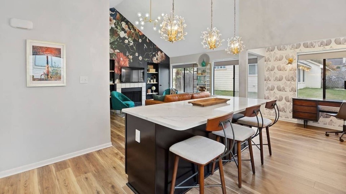 Tyler Condo | Home & office with comfort and style.