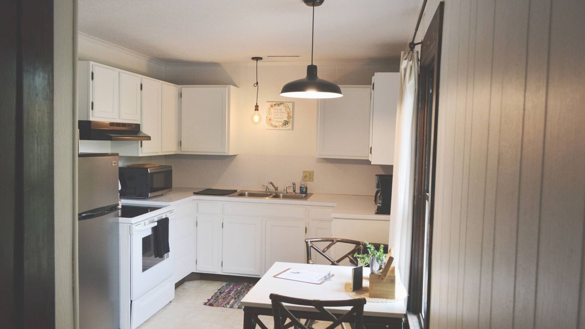 Sugarcreek Apartment | Home on Broadway (Staycation Apartment)