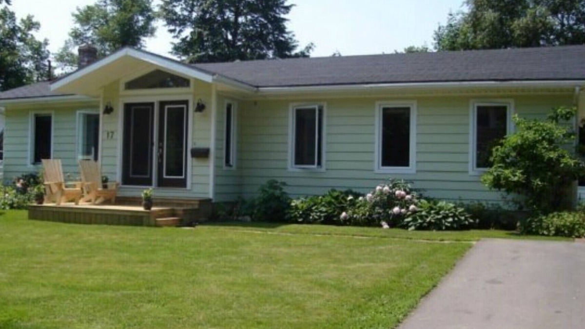 Charlottetown House | Home on Edinburgh with 4 Bedrooms and 3 full Bathrooms