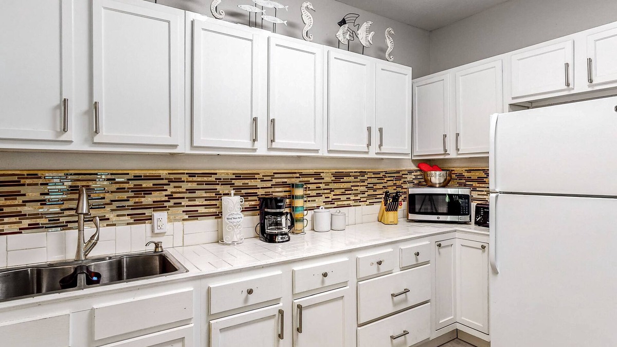 Texas City House | Home short drive to Texas City Dike, Galveston Island, Kemah Boardwalk & NASA