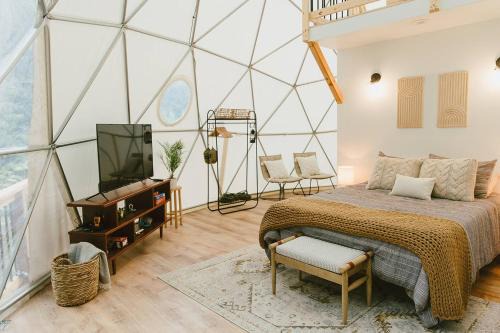 Rogers House | "Home Sweet Dome" MODERN TREEHOUSE STAY w/Hot Tub