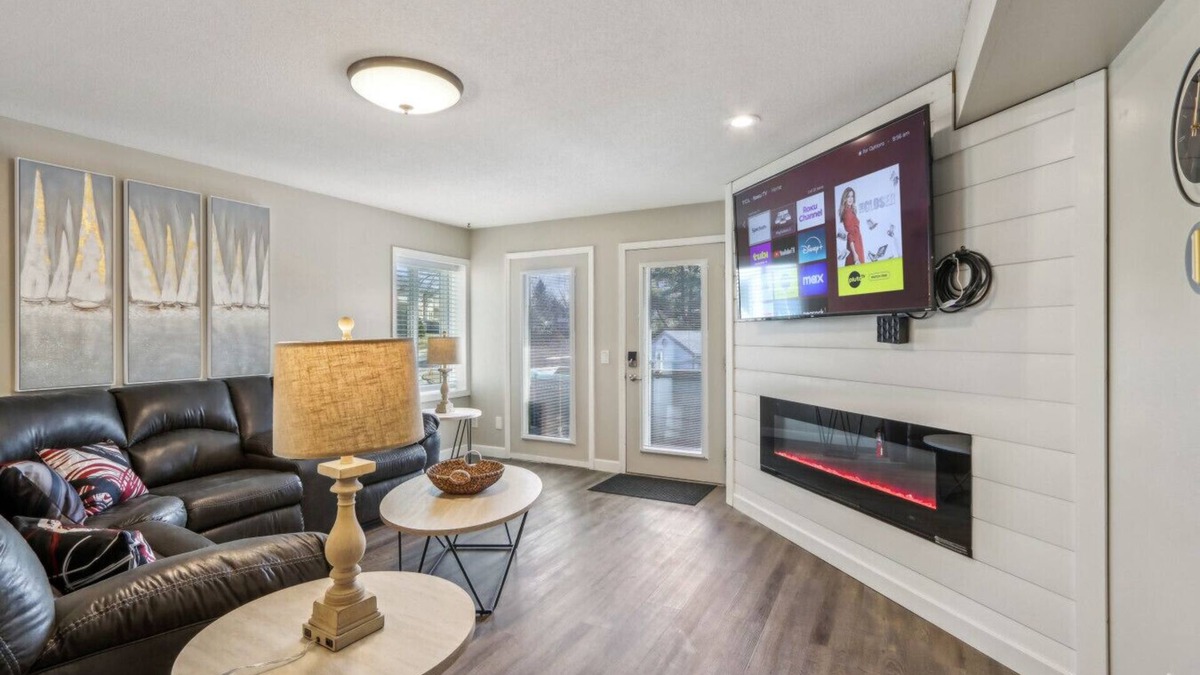 Lake Delton Apartment | Home Sweet Getaway - Perfect for Girl's Trips & Families