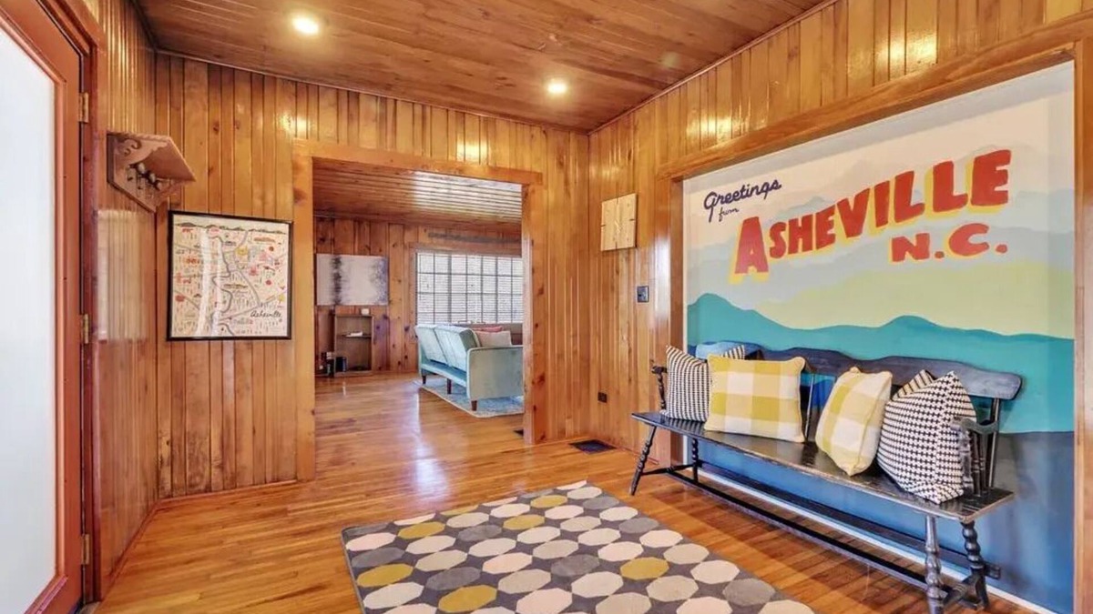 Arden House | Home + Tiny Home 15 mins to Asheville! Firepit-Hot tub-Dog Friendly-Games Galore