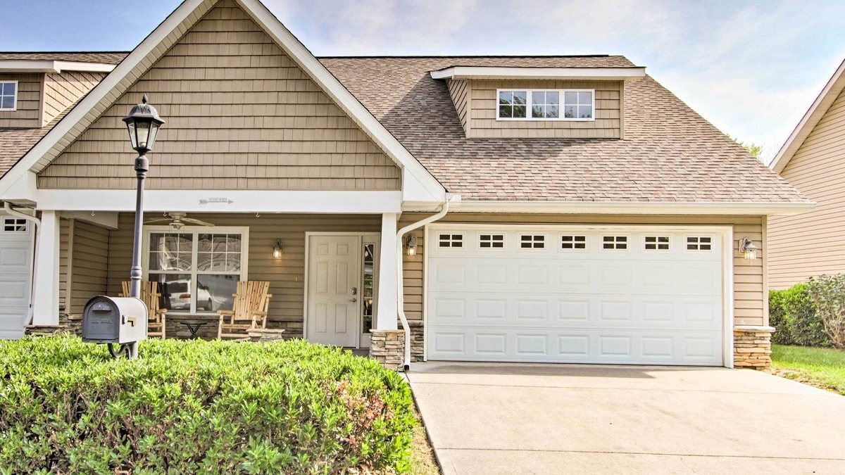 Pigeon Forge Cottage | Home w/Community Pool - 2 Miles to The Island!