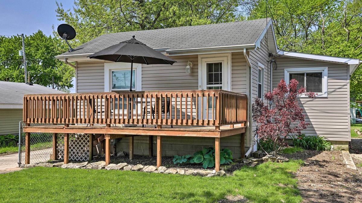 Port Clinton Cottage | Home w/Lake-View Deck by Camp Perry & Magee Marsh