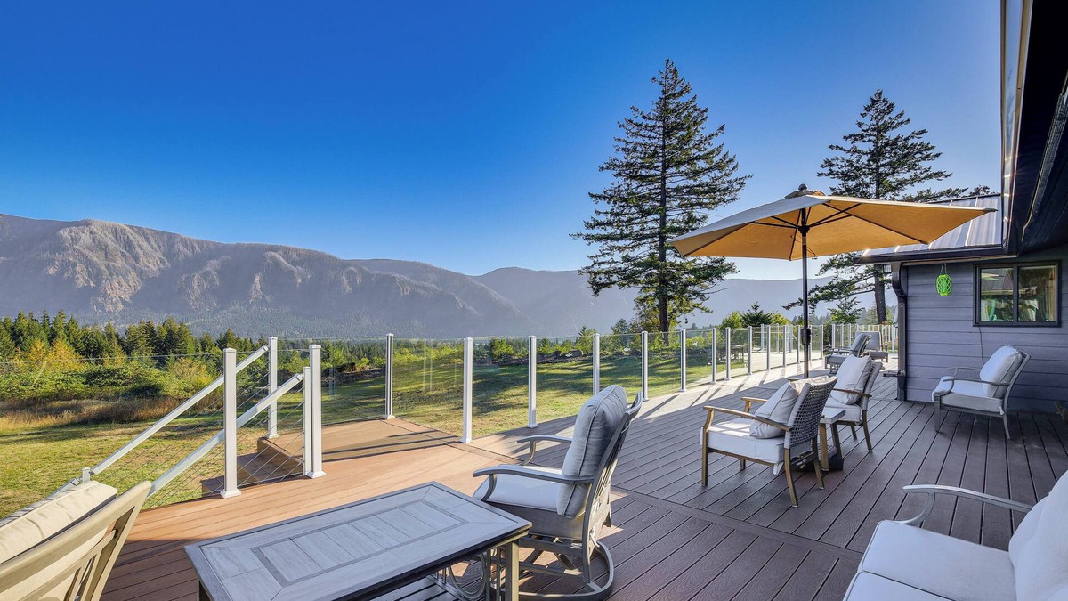Stevenson House | Home w/Mtn Views & Hot Tub in Stevenson!