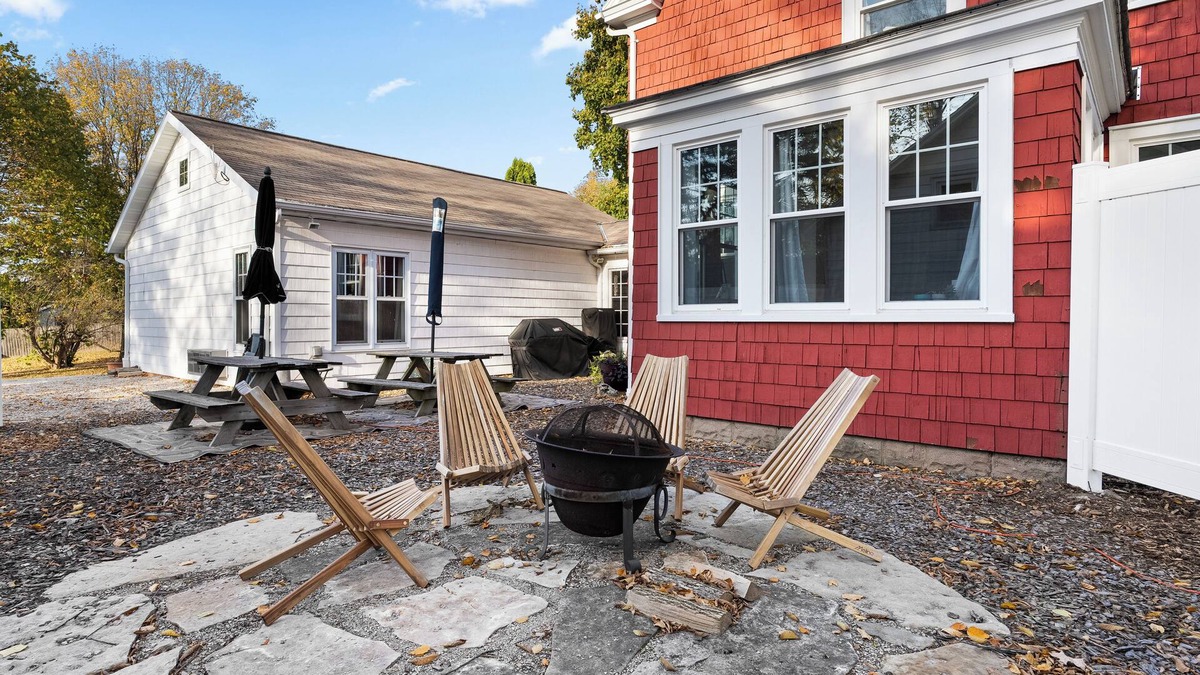 Sturgeon Bay House | Home walking distance to all Downtown Sturgeon Bay! Across from Coffee House!