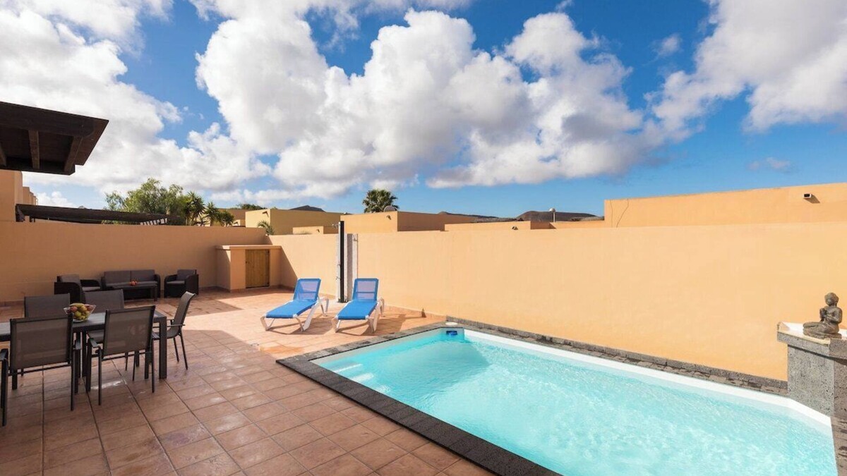 Corralejo Villa | Home2Book Isla Lagoa, Private Pool