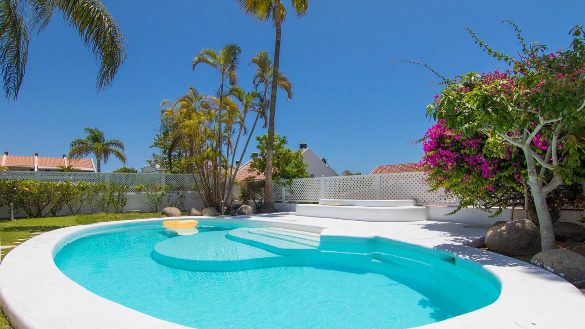 Pasito Blanco Villa | HomeForGuest Villa in Pasito Blanco with pool and garden