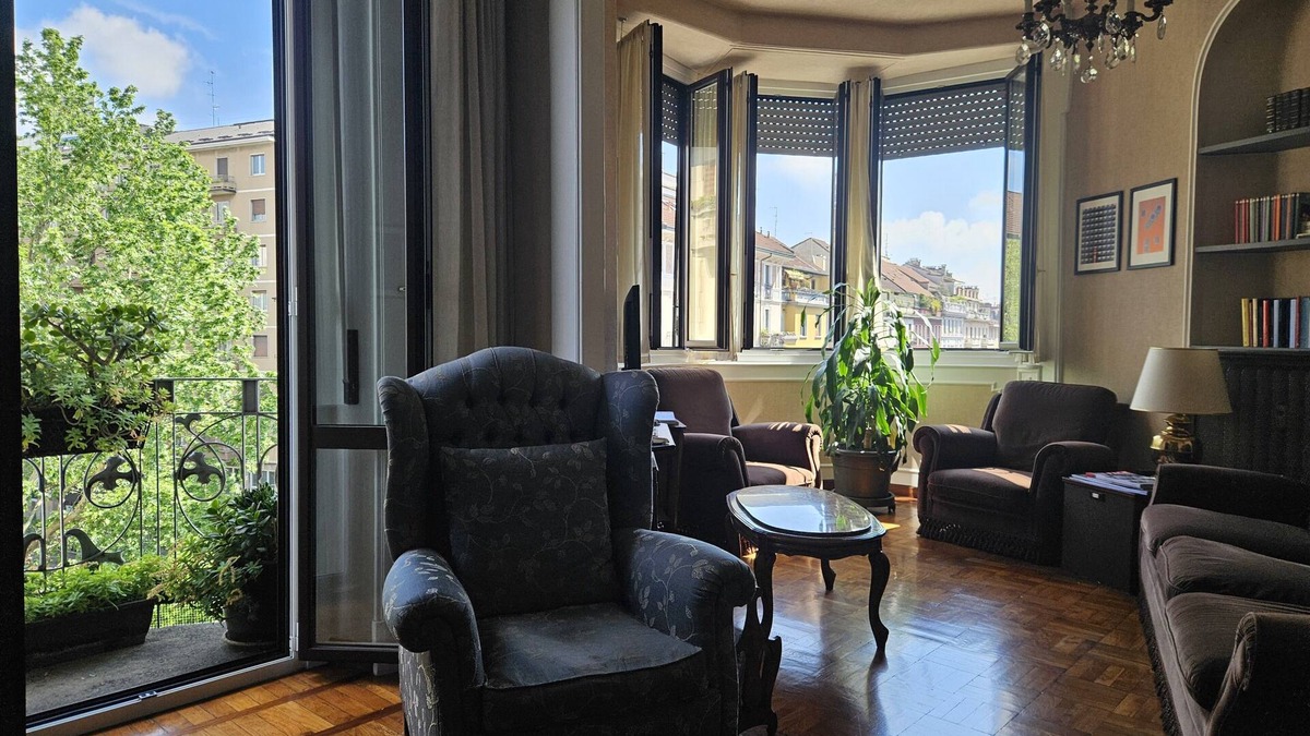 Milan Apartment | HomeGallery: modern art in a typical Milanese apartment Loreto area.