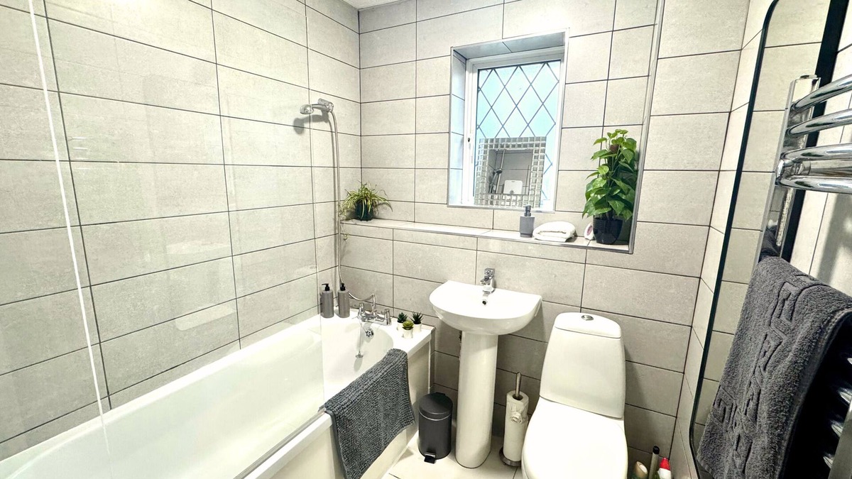 Kidlington House | Homely 2 bedroom house, parking